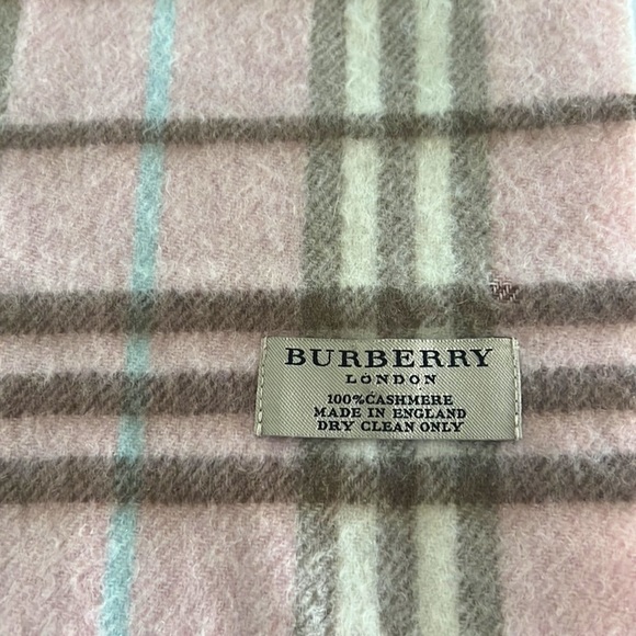 Burberrry London 100% Cashmere Nova Check Scarf - Picture 4 of 9